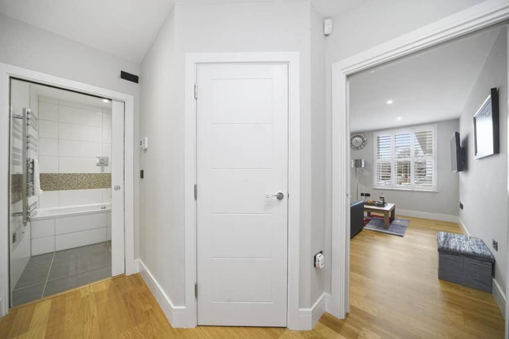 Apartament Flat 3 Bridge House Staines-upon-Thames Zewnętrze zdjęcie