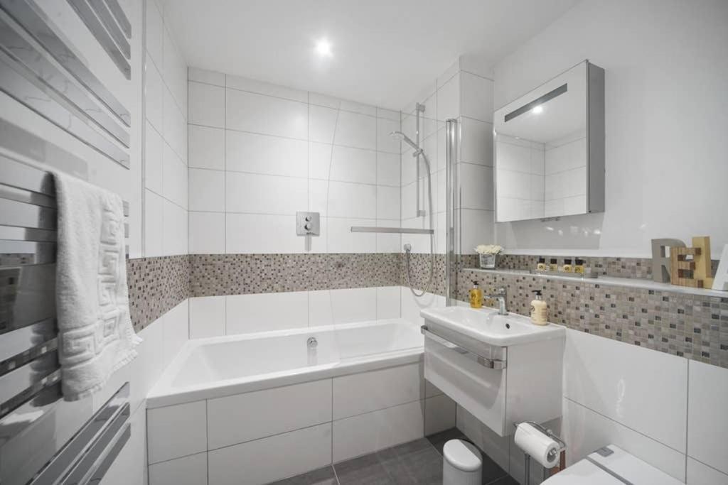 Apartament Flat 3 Bridge House Staines-upon-Thames Zewnętrze zdjęcie