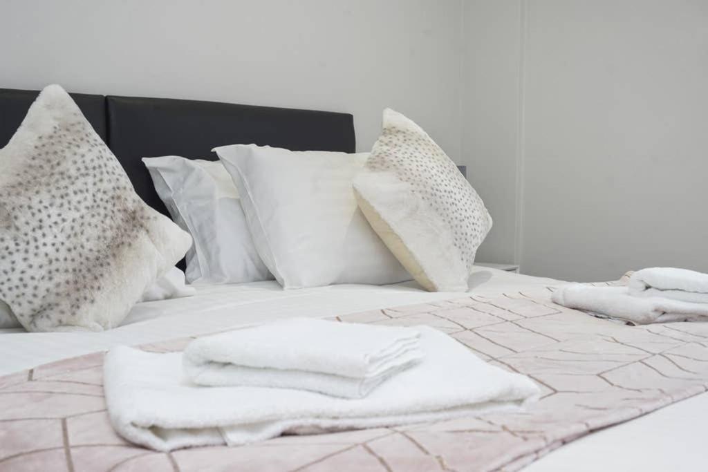 Apartament Flat 3 Bridge House Staines-upon-Thames Zewnętrze zdjęcie