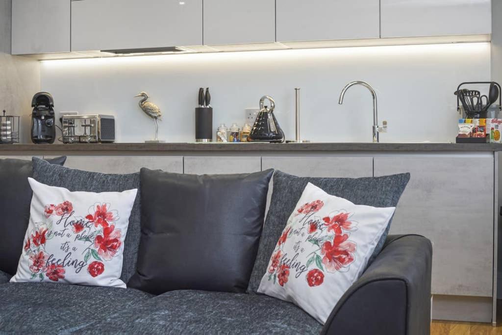 Apartament Flat 3 Bridge House Staines-upon-Thames Zewnętrze zdjęcie